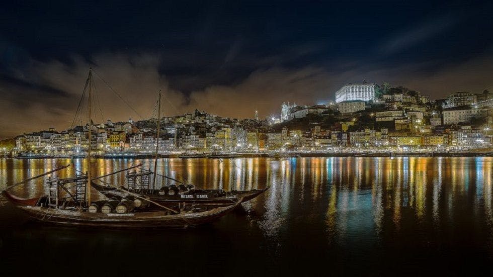 Vista noturna da cidade do Porto Portugal